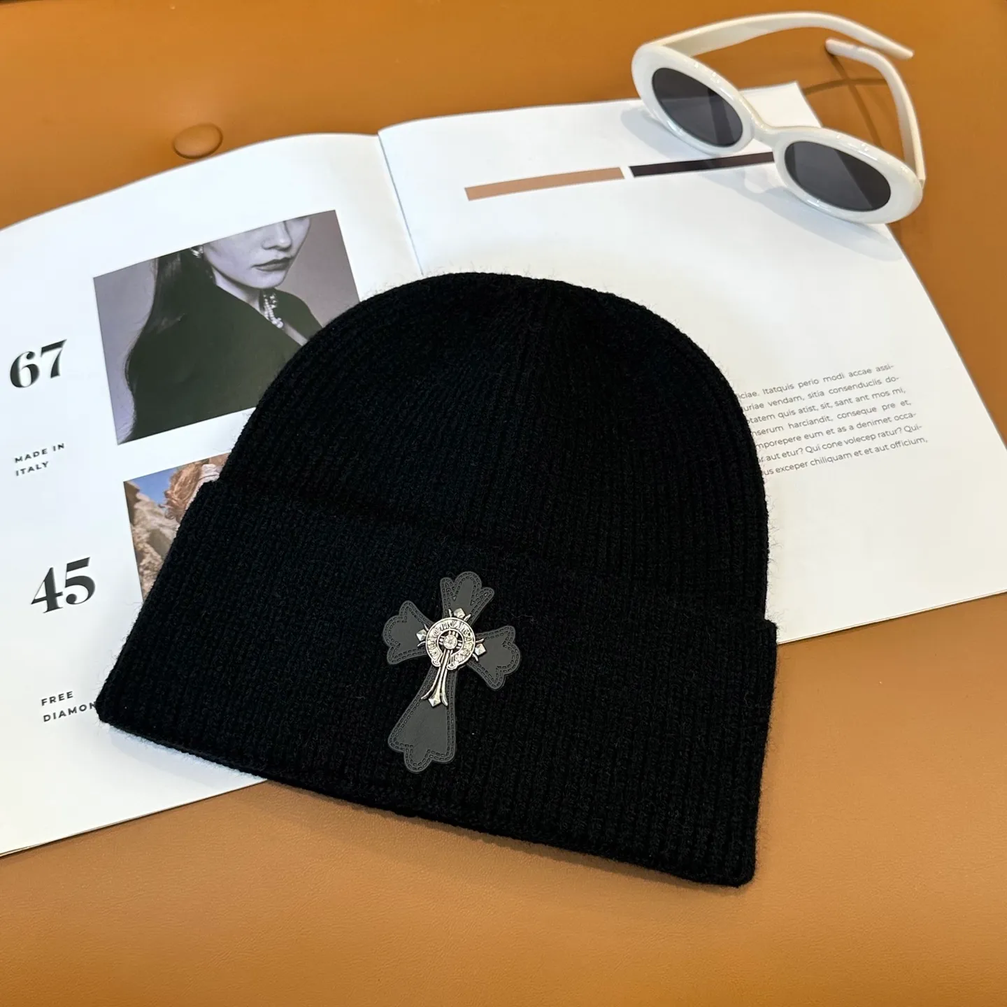 P46 🤍Chrome hearts new autumn and winter cross knitted hat🧶 One of the must-have hats in autumn and winter~ It really looks good on whoever wears it~, it is also a perfect match in black and white and gray in autumn~